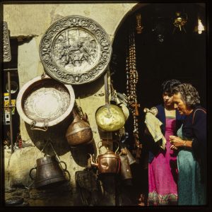 Luis Agromayor. Tienda de anticuario en Santillana del Mar (Santander). Fotografía tomada entre 1970 y 2005.