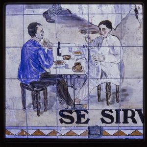 Luis Agromayor. Azulejos de E. Guijo [Detalle de la fachada de una taberna]. Fotografía tomada entre 1970 y 2005.