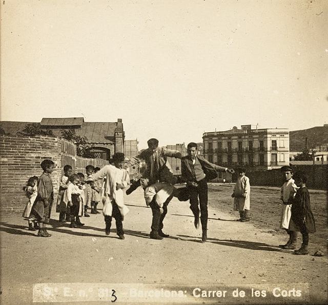 Adolf Mas Ginestà. Juegos. Gran Vía de las Cortes Catalanas, 1906. © Institut Amatller d’Art Hispànic. Arxiu Mas.