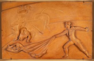 Ángel Ferrant. Capote a tiempo, 1939. Relieve en barro cocido. Colección particular.