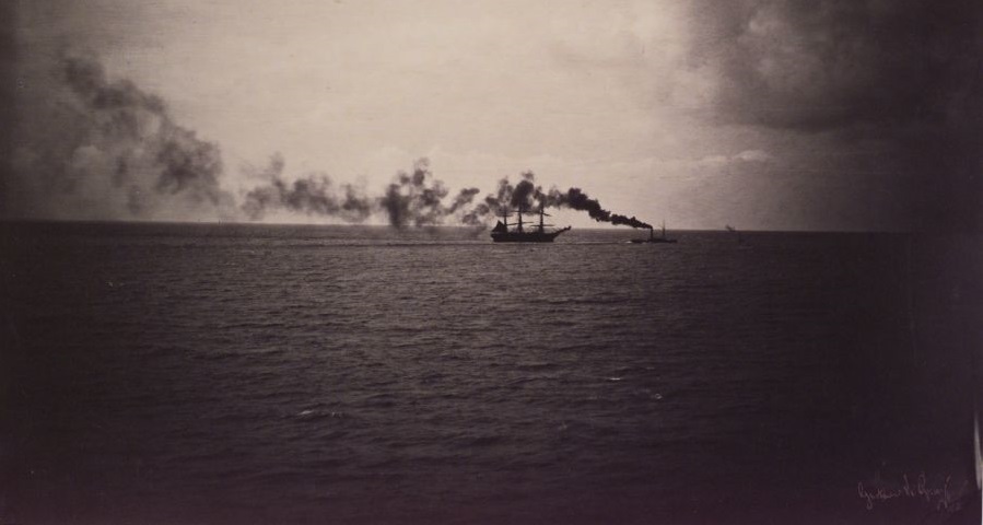 Marina con velero y remolcador dejando una estela de humo. Gustave Le Gray, 1856. Papel a la albúmina 32 x 41,7 cm. Archivo General de Palacio.