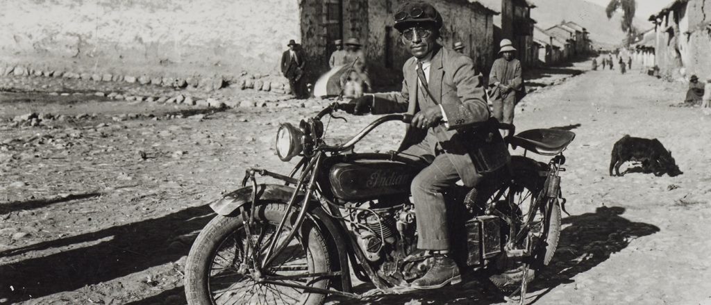 © Martín Chambi. Autorretrato con la moto de Mario Pérez Yáñez. Cuzco,1934.