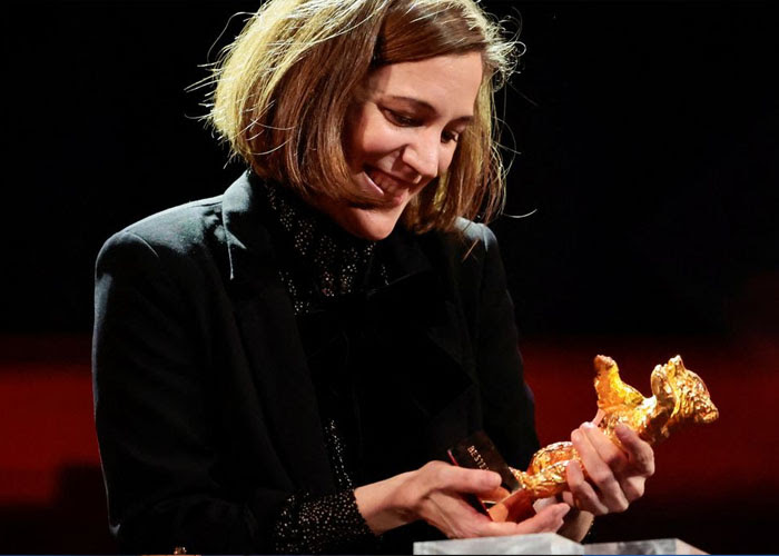 Carla Simón recibe el Oso de Oro por 'Alcarrás' en la 72 edición de la Berlinale.