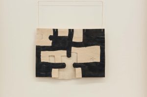 Eduardo Chillida, 'Gravitación' (1986), cortesía de la Galería Guillermo de Osma.