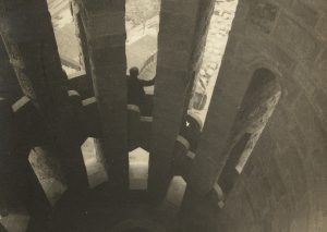 'Interior de una torre de la Sagrada Familia'. Adolf Mas, 1905. © Fundació Institut Amatller d'Art Hispànic.
