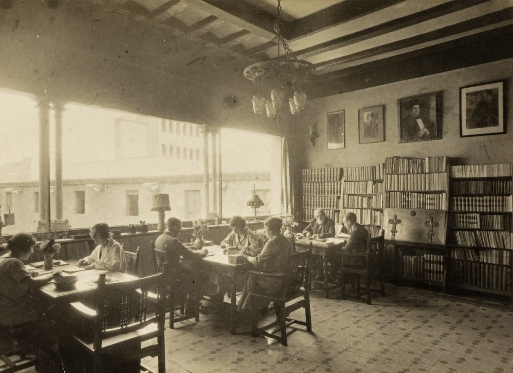 Sala de trabajo y biblioteca del Archivo Mas. Archivo Mas, 1927. © Fundació Institut Amatller d'Art Hispànic.
