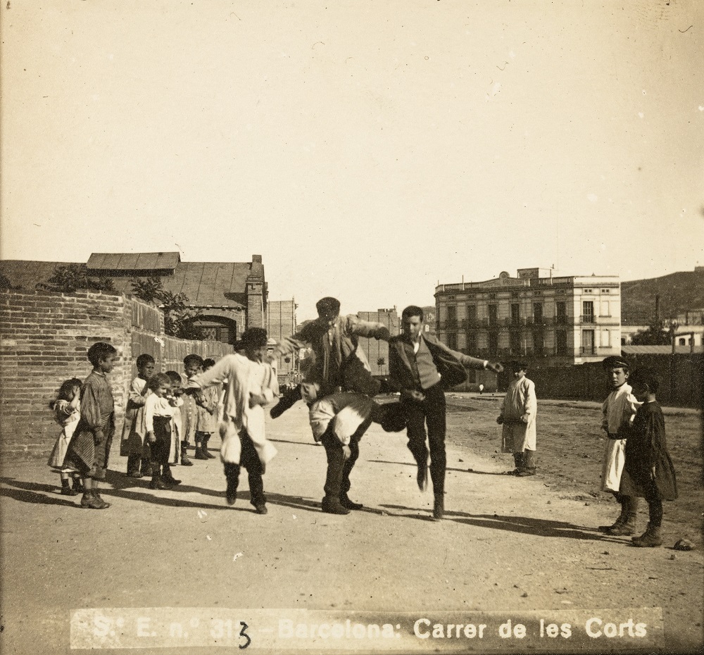 'Juegos. Gran Vía de les Cortes Catalanas'. Adolf Mas, 1906. © Fundació Institut Amatller d'Art Hispànic. 