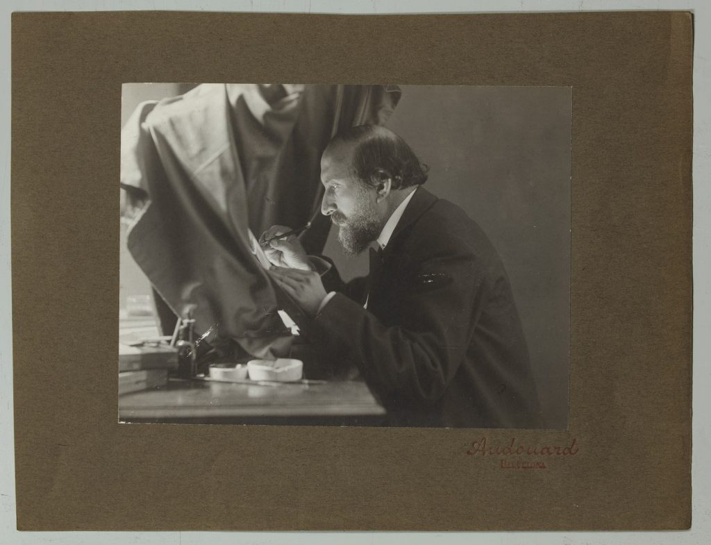 Adolf Mas retocando una imagen. Pau Audouard Deglaire, ca. 1909. © Fundació Institut Amatller d'Art Hispànic.