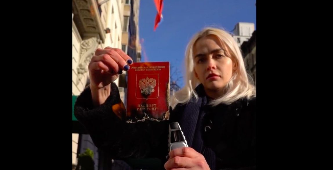 Olive Allen quemando su pasaporte ruso. Foto: Twitter @IamOliveAllen.