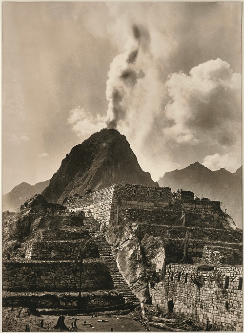 Martín Chambi. El Barrio Oriental de Machu Picchu y, al fondo, el Huayna Picchu. 1928. © Martín Chambi / Colección Jan Mulder.