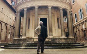 Oscar Tusquets contempla el Tempietto di Bramante en el centro de la Academia de España. Foto: Eva Blanch | ArtwithOSCAR.