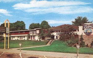 James Brouwer. Same Sky Postcards, 2021. Videoproyección de 90 postales. Dimensiones variables. Cortesía del artista.