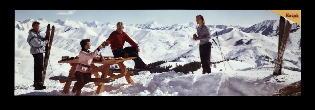 Herbert Archer. Le pique-nique des skieurs. SunValley, Idaho, 1956. Colorama. Cortesía del Musée Nicéphore Niépce, Ville De Chalon-Sur-Saône , Francia.