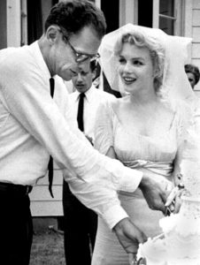 Monroe y Arthur Miller en su boda en junio de 1956. De Macfadden Publications New York, publisher of Radio-TV Mirror - page 22, Dominio público, https://commons.wikimedia.org/w/index.php?curid=49817325