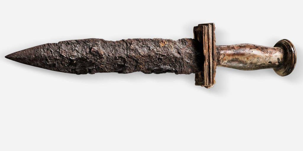 Espada corta. Pompeya, Cuartel de los gladiadores, 50–79 d.C. Museo Arqueológico Nacional, Nápoles. Esta espada corta, parecida a una daga, tiene empuñadura de hueso y pomo de marfil.