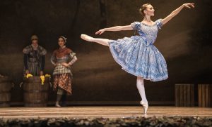 Producción 'Giselle' © Alba Muriel | CND con Giada Rossi (Giselle), Alessandro Riga (Albrecht) y cuerpo de baile de la CND.