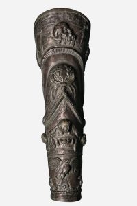 Greba de un Thraex, Pompeya, Escuela de los gladiadores, 50–79 d.C. Museo Arqueológico Nacional, Nápoles. Estas grebas altas (espinilleras), típicas del equipamiento de un thraex, se fijaban con correas de cuero sobre tela acolchada.