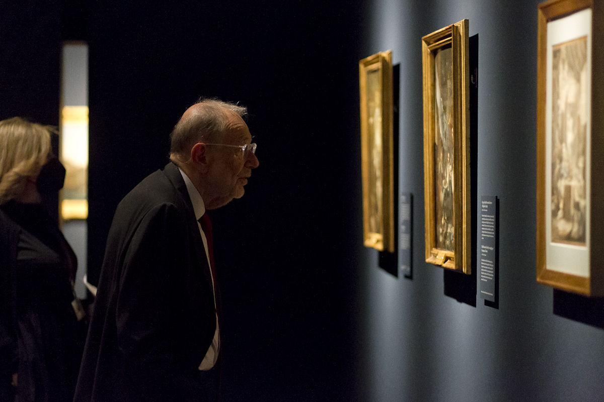 Javier Solana en las salas de la exposición Paret. Foto © Luis Domingo.