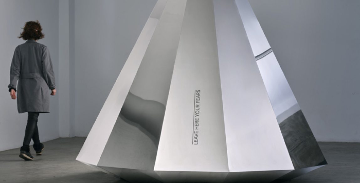 Alicia Framis, "Leave here your fears", 260 x 166 cm de diámetro. Escultura interactiva en acero pulido. Edición de 3 ejemplares + 1 P.A. 2022. Foto: José Luis López de Zubiria.