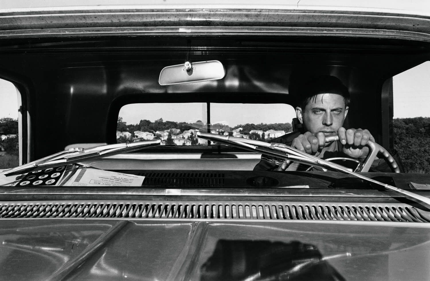 Lee Friedlander. Haverstraw, Nueva York, 1966. Cortesía del artista y de Fraenkel Gallery, San Francisco. © Lee Friedlander, cortesía Fraenkel Gallery, San Francisco y Luhring Augustine, Nueva York.