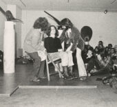 Concierto ZAJ en la Galería Juana Mordó durante la exposición de Martín Chirino 'Afrocán'. Madrid, 2 de noviembre de 1976.