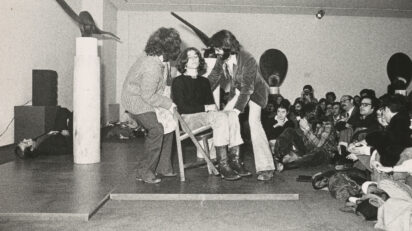 Concierto ZAJ en la Galería Juana Mordó durante la exposición de Martín Chirino 'Afrocán'. Madrid, 2 de noviembre de 1976.