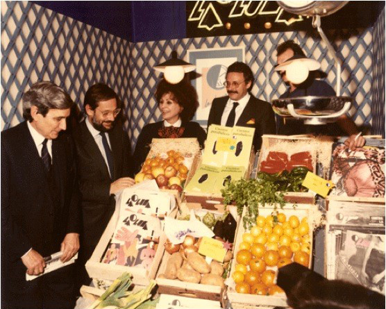 Antonio Bonet Correa, Javier Solana, Juana de Aizpuru y Joaquín Leguina en el stand de la revista 'La luna de Madrid' en Arco 1985.