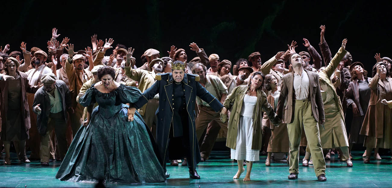 Nabucco. Anna Pirozzi (Abigaille), Luca Salsi (Nabucco), Silvia Tro Santafé (Fenena), Michael Fabiano (Ismaele) y Coro Titular del Teatro Real. © Javier del Real | Teatro Real-