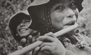 Niño peruano con flauta. 1954 © Eugene Harris / Colección Jan Mulder.