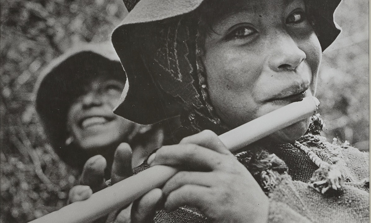Niño peruano con flauta. 1954 © Eugene Harris / Colección Jan Mulder.