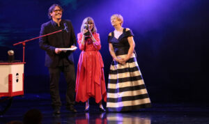 Sergio Peris-Mencheta, Cristina Rota y Concha Busto recogen el premio a mejor espectáculo por 'Una noche sin luna'.