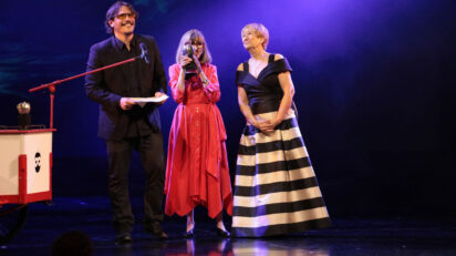 Sergio Peris-Mencheta, Cristina Rota y Concha Busto recogen el premio a mejor espectáculo por 'Una noche sin luna'.