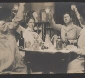Violet Oakley y Jessie Willcox Smith frente a la cámara y Elizabeth Shippen Green y Henrietta Cozens, que están parcialmente ocultas, c.  1901. Smithsonian Institution.