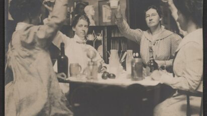 Violet Oakley y Jessie Willcox Smith frente a la cámara y Elizabeth Shippen Green y Henrietta Cozens, que están parcialmente ocultas, c.  1901. Smithsonian Institution.