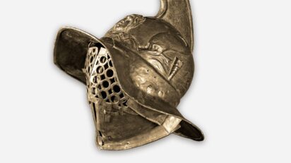 Casco de un Thraex, Pompeya, Cuartel de los gladiadores, 50–79 d.C. Museo Arqueológico Nacional, Nápoles. Este casco perteneció a un thraex, un gladiador armado como los guerreros tracios del sureste de Europa.