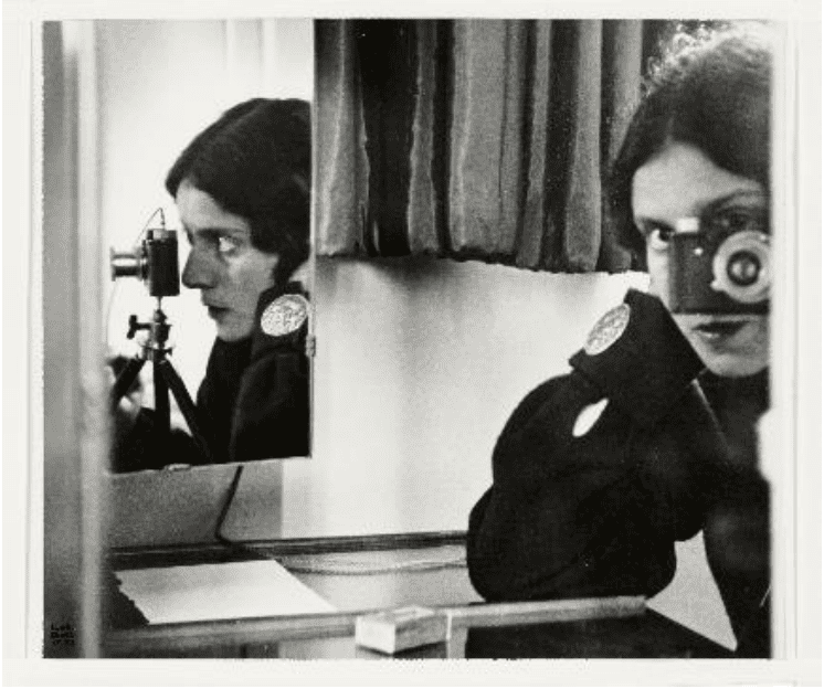 Ilse Bing. 'Autorretrato con Leica' [Self-portrait with Leica], 1931. 26,5 × 30,7 cm. Colección de Michael Mattis y Judith Hochberg, Nueva York. © Estate of Ilse Bing. Photograph: Jeffrey Sturges.