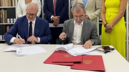 Acto de la firma en Heras (Cantabria) del contrato de compraventa del Archivo Lafuente.