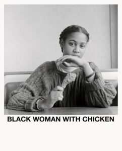 Carrie Mae Weems. 'Black Woman with Chicken' from the series 'Ain't Jokin', 1987-1988. Cortesía de la artista y de la Jack Shainman Gallery, Nueva York.