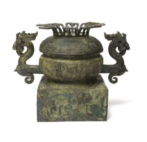 Vasija para alimentos (Gui). China, encontrada supuestamente en la provincia de Shandong. Periodo Zhou Oriental, hacia el siglo VI a. C. Aleación de cobre. Asia Society, Nueva York: Mr. and Mrs. John D. Rockefeller 3rd Collection, 1979.103a, b. Foto Synthescape. Cortesía de Asia Society y American Federation of Arts.