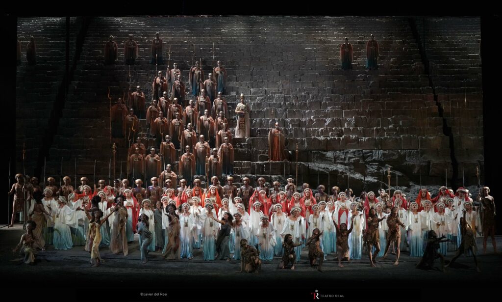 Aida. Plano general. Coro Titular del Teatro Real y figuración. Foto: © Javier del Real | Teatro Real.