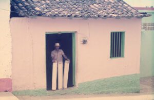 Exposición ‘Cabilla’. ArchivOlares. 'Fortunato Piña con sus tambores (culo e puya), Curiepe', 1977.