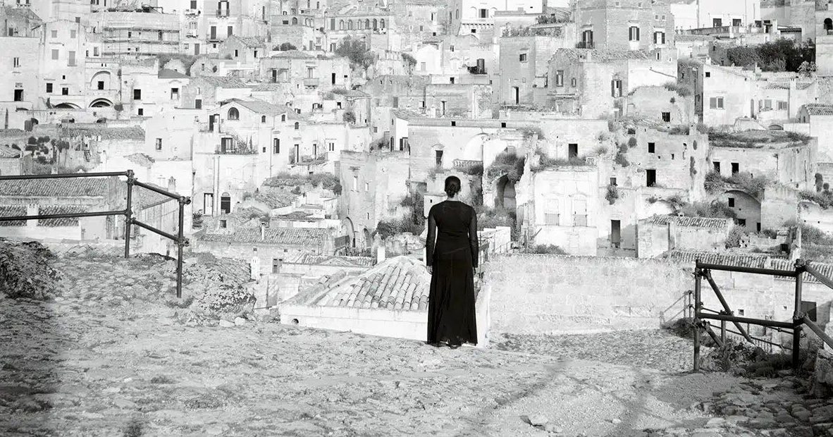 Carrie Mae Weems. La orilla del tiempo. La Antigua Roma, de la serie “Deambulando”, 2006. © Cortesía de la artista y la Jack Shainman Gallery, Nueva York.