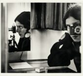 Ilse Bing. Autorretrato con Leica [Self-portrait with Leica], 1931. Colección de Michael Mattis y Judith Hochberg, Nueva York © Estate of Ilse Bing Photograph: Jeffrey Sturges