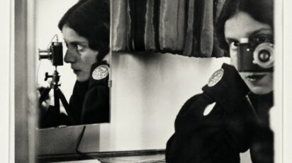 Ilse Bing. Autorretrato con Leica [Self-portrait with Leica], 1931. Colección de Michael Mattis y Judith Hochberg, Nueva York © Estate of Ilse Bing Photograph: Jeffrey Sturges