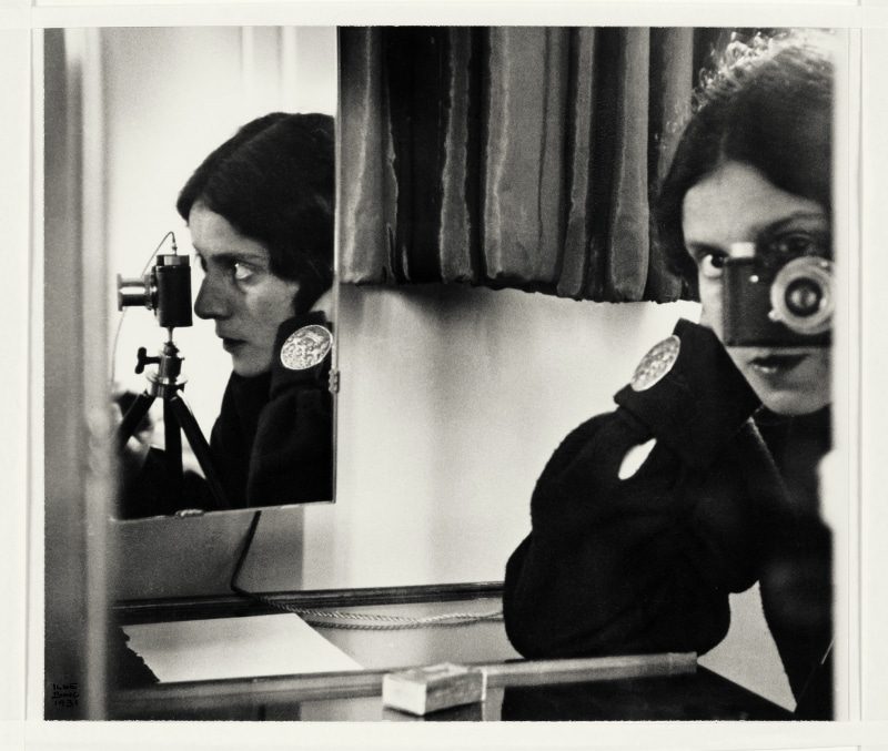 Ilse Bing. Autorretrato con Leica [Self-portrait with Leica], 1931. Colección de Michael Mattis y Judith Hochberg, Nueva York © Estate of Ilse Bing Photograph: Jeffrey Sturges