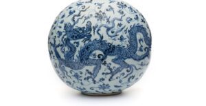 Botella. China, provincia de Jiangxi. Periodo Ming, principio del siglo XV, probablemente de la época de Yongle (1403–1424). Porcelana pintada con azul cobalto bajo cubierta (cerámica Jingdezhen). Asia Society, Nueva York: Mr. and Mrs. John D. Rockefeller 3rd Collection, 1979.160. Foto Synthescape. Cortesía de Asia Society y American Federation of Arts.