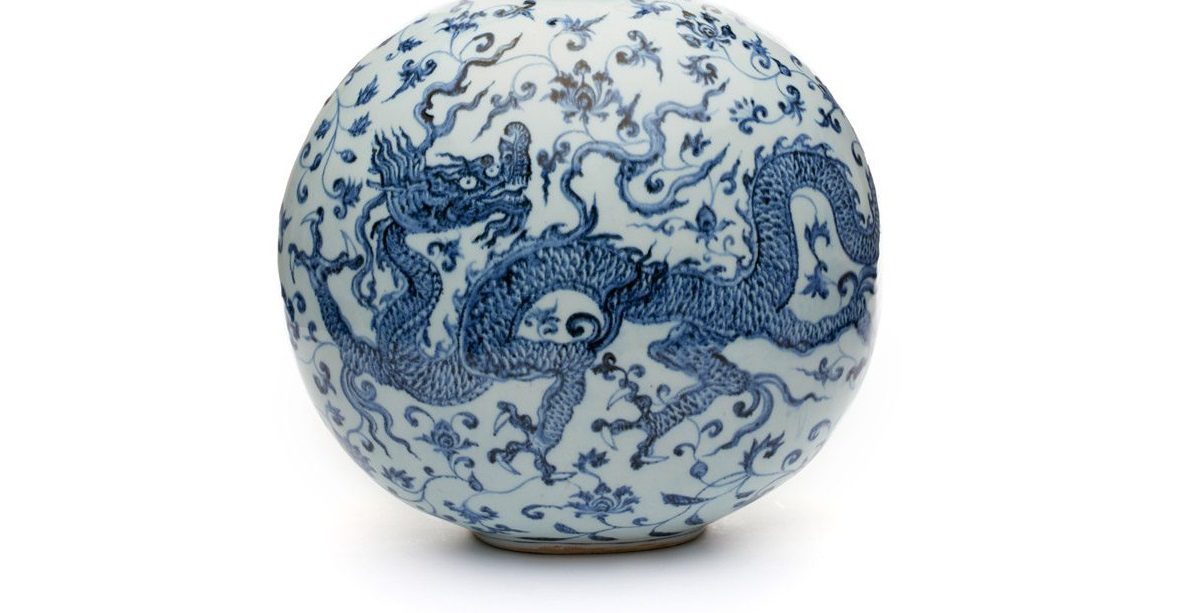 Botella. China, provincia de Jiangxi. Periodo Ming, principio del siglo XV, probablemente de la época de Yongle (1403–1424). Porcelana pintada con azul cobalto bajo cubierta (cerámica Jingdezhen). Asia Society, Nueva York: Mr. and Mrs. John D. Rockefeller 3rd Collection, 1979.160. Foto Synthescape. Cortesía de Asia Society y American Federation of Arts.