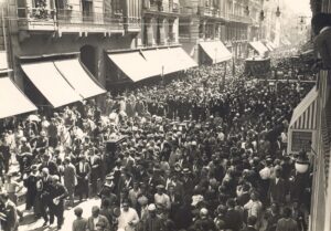 Campúa [José Demaría López] (atribuido a), Paso del cortejo fúnebre de Sorolla por las calles de Valencia, 13 de agosto de 1923. MS 80804.