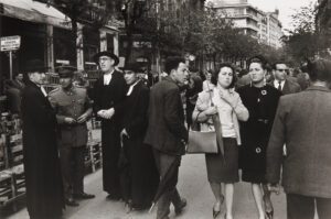 Francesc Catalá-Roca. El piropo (Sevilla). Toma, ca. 1959. Copia póstuma. Gelatinobromuro de plata sobre papel baritado. Museo de la Real Academia de Bellas Artes de San Fernando.