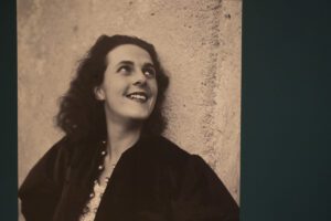 Lee Miller. Leonora Carrington, Saint-Martin-d’Ardèche, 1939. Lee Miller Archives, East Sussex, Inglaterra. © LEE MILLER ARCHIVES, ENGLAND 2022. Foto: © Luis Domingo.